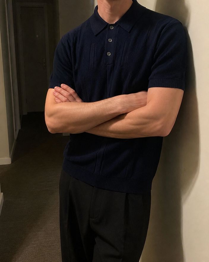 A man wearing the Positano polo in Navy