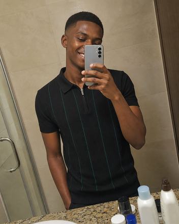 A man wearing the Capri polo in Ink