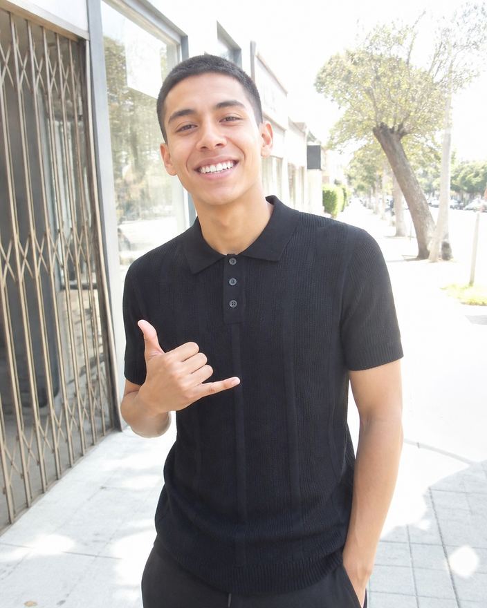 A man wearing the Positano polo in Ink